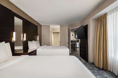 Suite de 1 dormitorio con cama queen y sofá cama del hotel Residence Inn Long Island Islip/Courthouse Complex. Foto 1