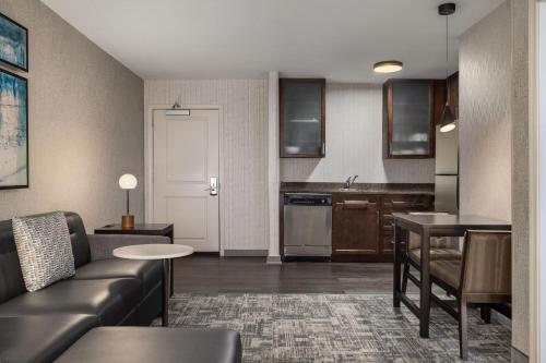 Estudio con cama extragrande y sofá cama - Adaptado para personas con discapacidad auditiva del hotel Residence Inn Long Island Islip/Courthouse Complex. Foto 4