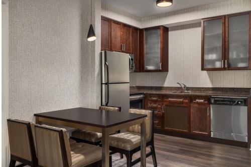 Suite de 2 dormitorios con ducha roll‑in - Accesible para movilidad reducida del hotel Residence Inn Long Island Islip/Courthouse Complex. Foto 3