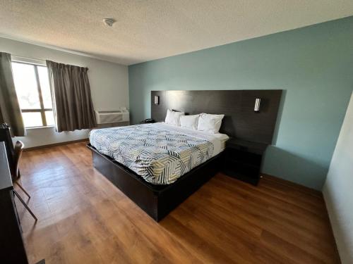 Habitación con ducha a ras de suelo, adaptada para personas de movilidad reducida - Cama extragrande - No fumadores del hotel 6 Syracuse. Foto 2
