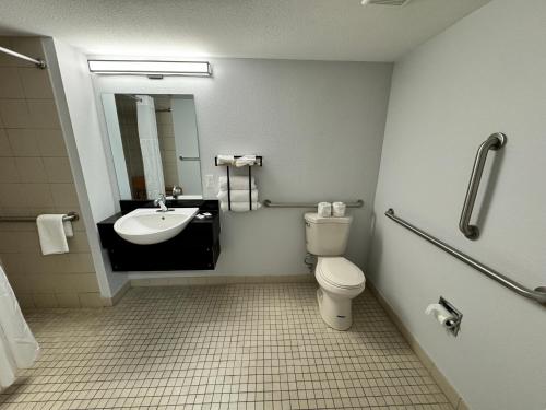 Habitación con ducha a ras de suelo, adaptada para personas de movilidad reducida - Cama extragrande - No fumadores del hotel 6 Syracuse. Foto 5
