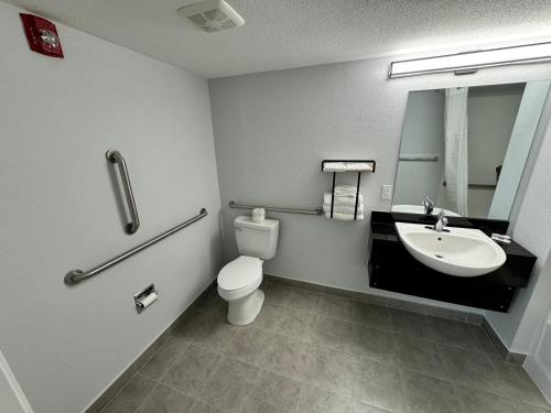 Habitación con cama extragrande para personas de movilidad reducida/no fumadores del hotel 6 Syracuse. Foto 2
