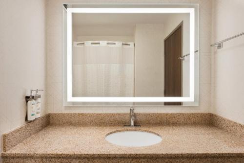 Habitación Estándar - 2 camas grandes del hotel Holiday Inn Express & Suites East Greenbush (Albany Skyline). Foto 6