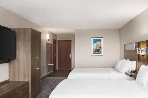 Suite con 2 camas grandes del hotel Holiday Inn Express & Suites East Greenbush (Albany Skyline)