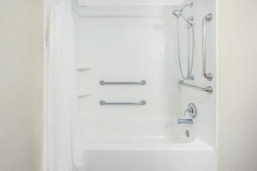 Habitación adaptada para personas de movilidad reducida - 2 camas grandes - No fumadores del hotel Days Inn by Wyndham Plattsburgh. Foto 2