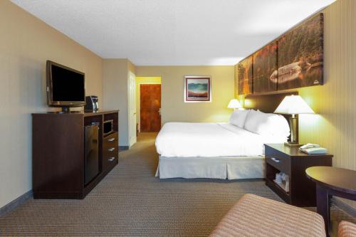 Habitación - 1 cama extragrande - No fumadores del hotel Days Inn by Wyndham Plattsburgh. Foto 2