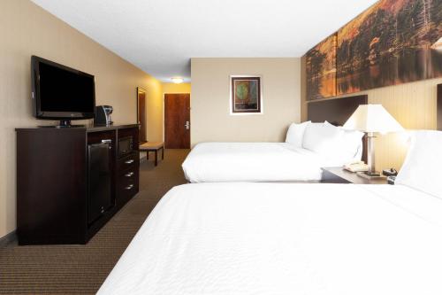 2 Queen Beds, Mobility Accessible Deluxe Room, Non - Smoking del hotel Days Inn by Wyndham Plattsburgh. Foto 1