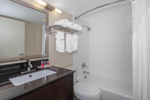 Habitación Deluxe con cama extragrande - No fumadores del hotel Days Inn by Wyndham Plattsburgh. Foto 1
