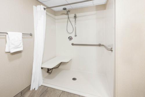 1 Queen Bed, Mobility Accessible Deluxe Room, Non - Smoking del hotel Days Inn by Wyndham Plattsburgh. Foto 2