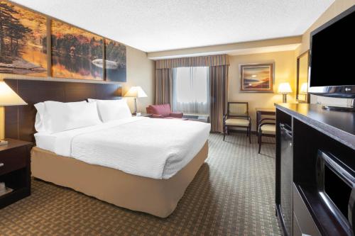 Habitación con cama grande - Adaptada para personas de movilidad reducida - No fumadores del hotel Days Inn by Wyndham Plattsburgh. Foto 1