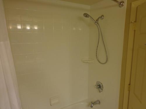 Suite con cama grande - Accesible para personas de movilidad reducida del hotel Country Inn & Suites by Radisson, Buffalo South I-90. Foto 2