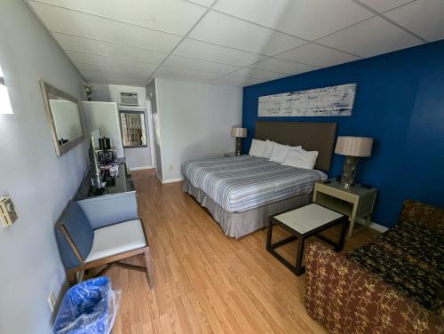 Habitación con cama extragrande. del hotel Lido Lake George