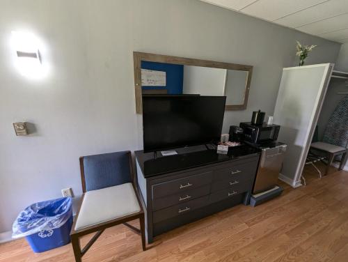 Habitación con cama extragrande. del hotel Lido Lake George. Foto 3