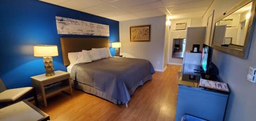 Habitación con cama extragrande. del hotel Lido Lake George. Foto 4