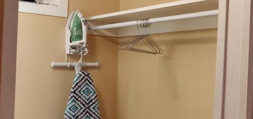 Habitación con cama extragrande. del hotel Lido Lake George. Foto 9