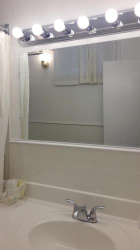 Habitación con cama extragrande. del hotel Lido Lake George. Foto 10