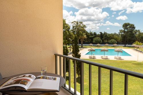 Suite Familiar con vistas a la piscina del hotel Vila Park. Foto 4