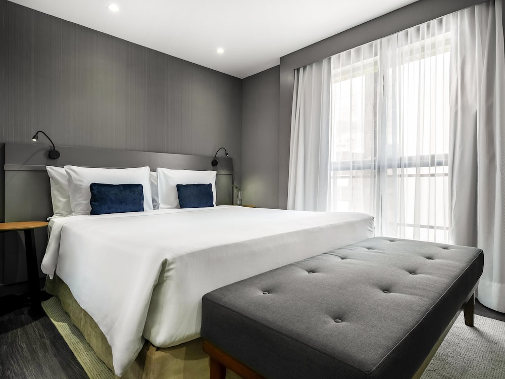Suite Junior con 1 cama queen size y sofá cama. Plantas 1 a 9 del hotel Grand Mercure Brasilia Eixo Monumental. Foto 5