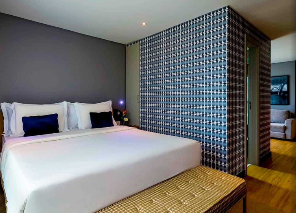 Suite Executive con 1 cama queen size y sofá del hotel Grand Mercure Brasilia Eixo Monumental. Foto 1