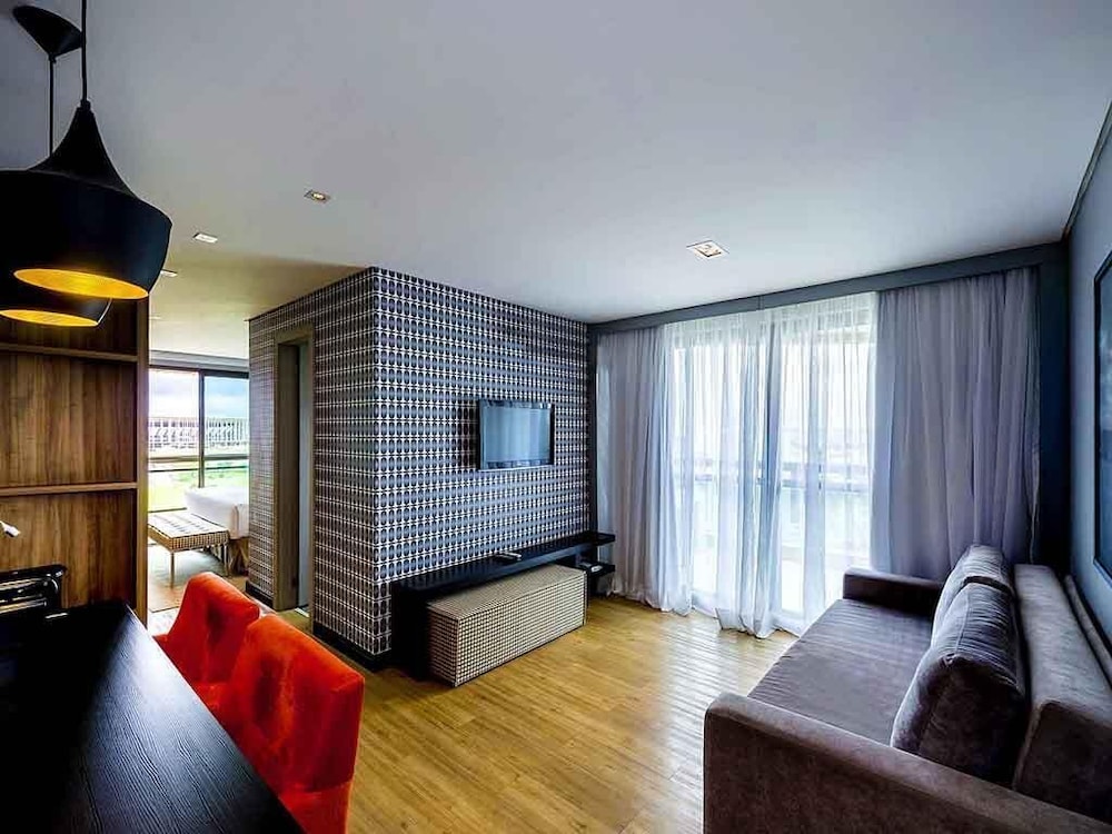 Suite Executive con 1 cama queen size y sofá del hotel Grand Mercure Brasilia Eixo Monumental. Foto 7