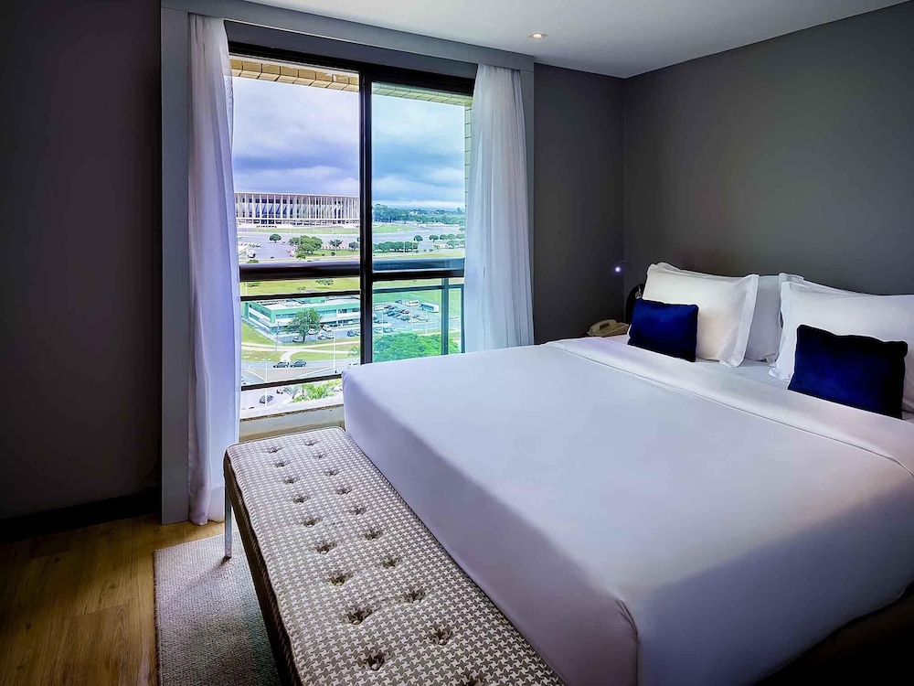Suite Executive con 1 cama queen size y sofá del hotel Grand Mercure Brasilia Eixo Monumental. Foto 8