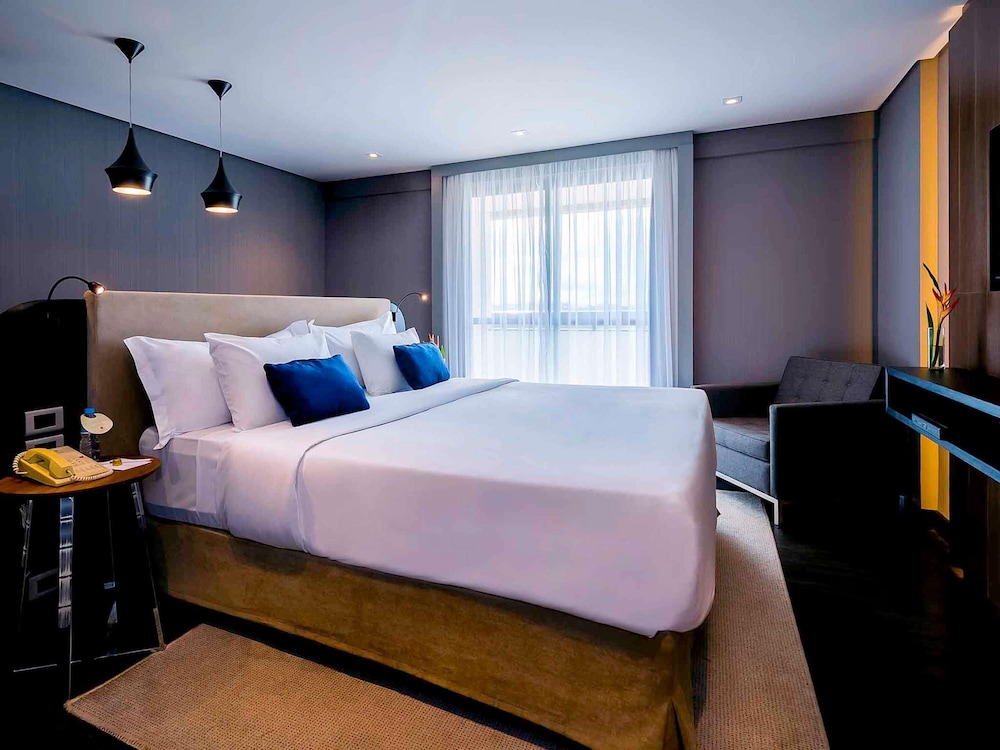 Suite Luxury con 1 cama king size y sofá del hotel Grand Mercure Brasilia Eixo Monumental