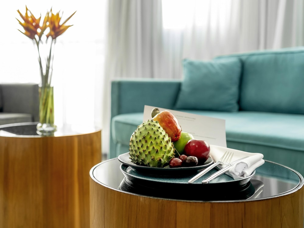 Suite Luxury con 1 cama king size y sofá del hotel Grand Mercure Brasilia Eixo Monumental. Foto 3