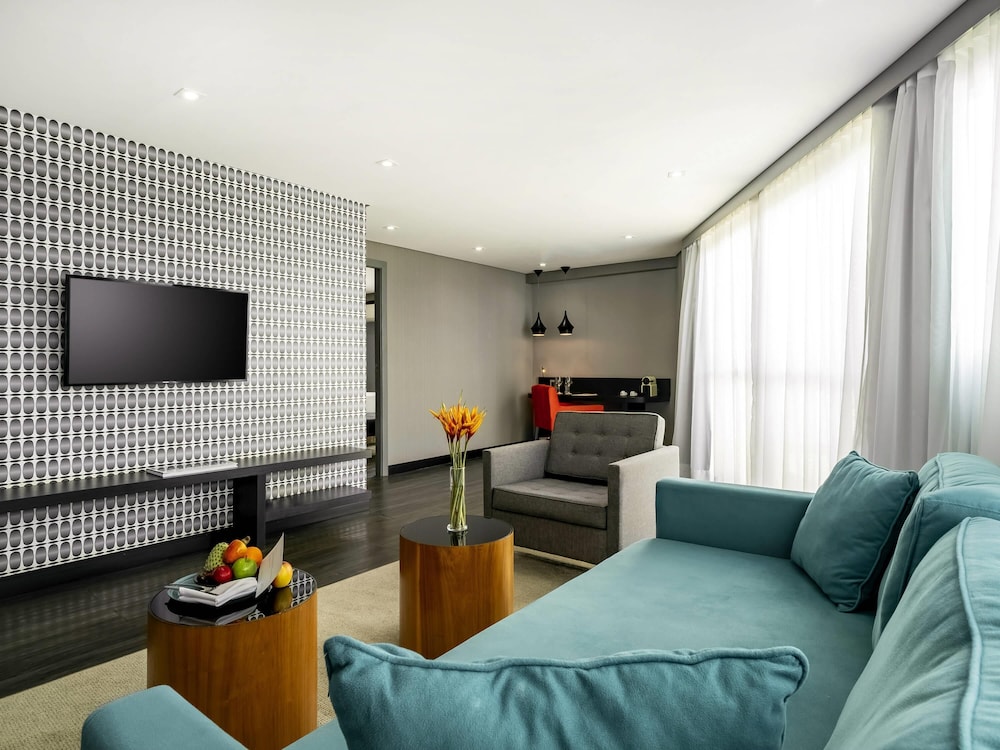 Suite Luxury con 1 cama king size y sofá del hotel Grand Mercure Brasilia Eixo Monumental. Foto 4