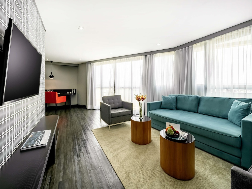 Suite Luxury con 1 cama king size y sofá del hotel Grand Mercure Brasilia Eixo Monumental. Foto 5