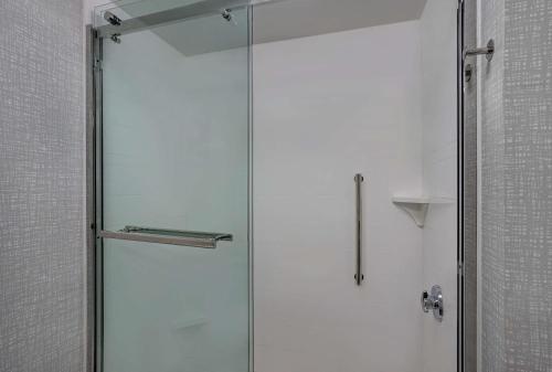 Habitación con cama extragrande y ducha accesible en silla de ruedas - Adaptada para personas con movilidad reducida/discapacidad auditiva - No fumado del hotel Hampton Inn Utica. Foto 3