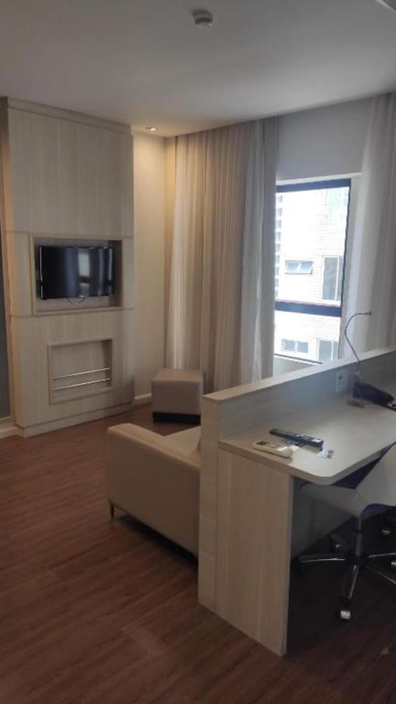Habitación de categoría superior con una cama doble del hotel Mercure Recife Navegantes. Foto 2