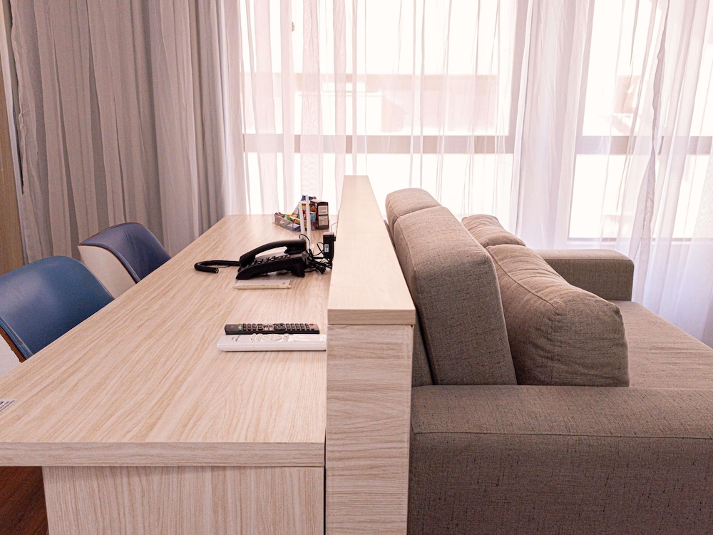 Habitación de categoría superior con una cama doble del hotel Mercure Recife Navegantes. Foto 3
