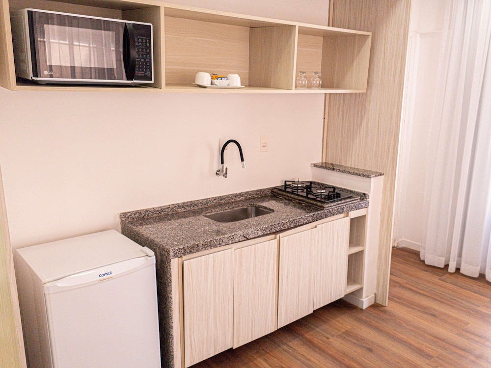 Habitación de categoría superior con una cama doble del hotel Mercure Recife Navegantes. Foto 4