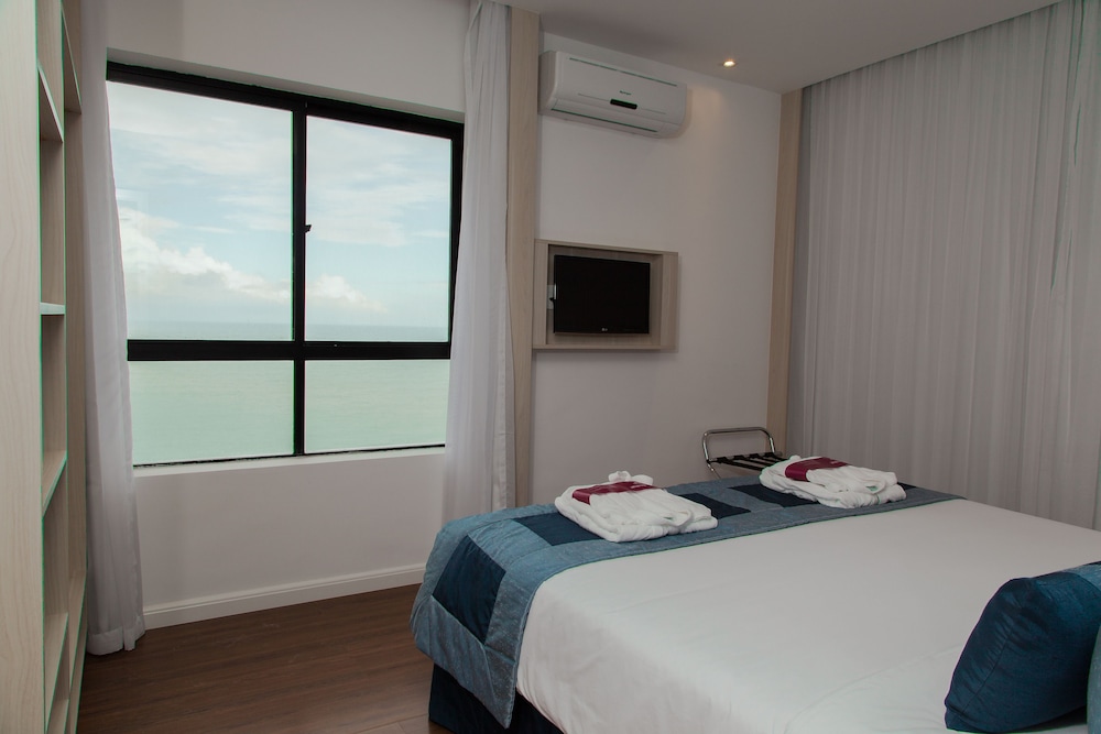Habitación de categoría superior con una cama doble del hotel Mercure Recife Navegantes. Foto 5