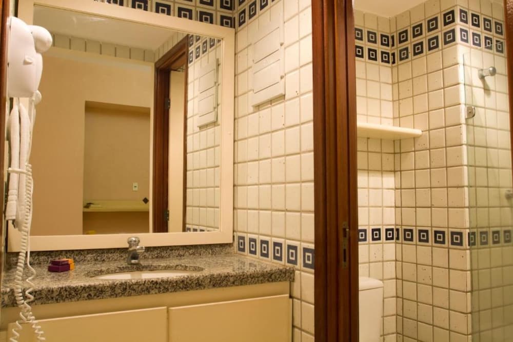 Habitación de categoría superior con una cama doble del hotel Mercure Recife Navegantes. Foto 6