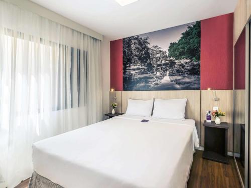 Suite Superior con cama grande y sofá del hotel Mercure Sao Paulo Alamedas. Foto 2
