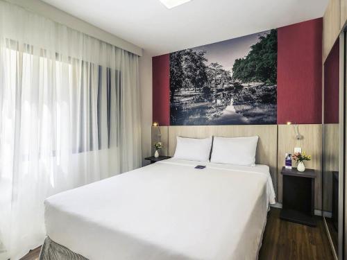 Suite Superior con cama grande y sofá del hotel Mercure Sao Paulo Alamedas. Foto 3