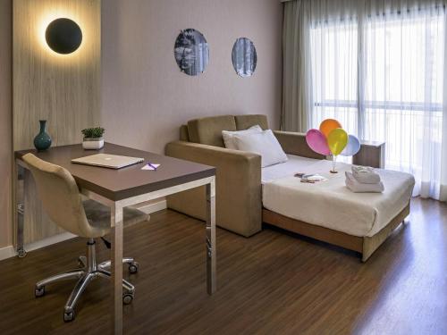 Suite Superior con cama grande y sofá del hotel Mercure Sao Paulo Alamedas. Foto 4