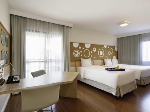 Apartamento de 1 dormitorio con 1 cama grande y 1 cama individual del hotel Mercure Sao Paulo Alamedas