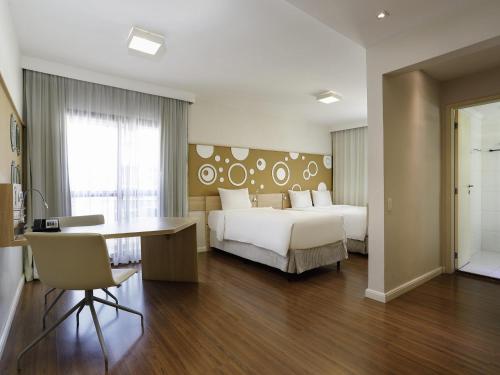 Apartamento de 1 dormitorio con 1 cama grande y 1 cama individual del hotel Mercure Sao Paulo Alamedas. Foto 2