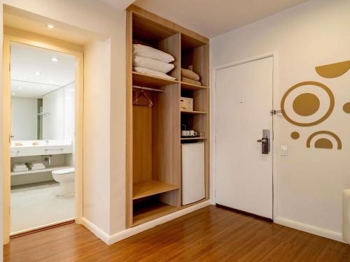 Apartamento de 1 dormitorio con 1 cama grande y 1 cama individual del hotel Mercure Sao Paulo Alamedas. Foto 3