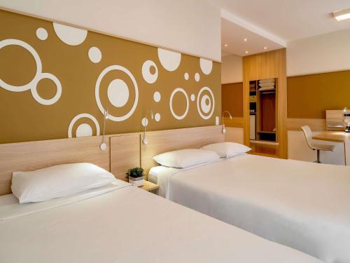 Apartamento de 1 dormitorio con 1 cama grande y 1 cama individual del hotel Mercure Sao Paulo Alamedas. Foto 4