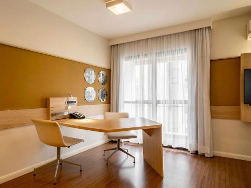 Apartamento de 1 dormitorio con 1 cama grande y 1 cama individual del hotel Mercure Sao Paulo Alamedas. Foto 6