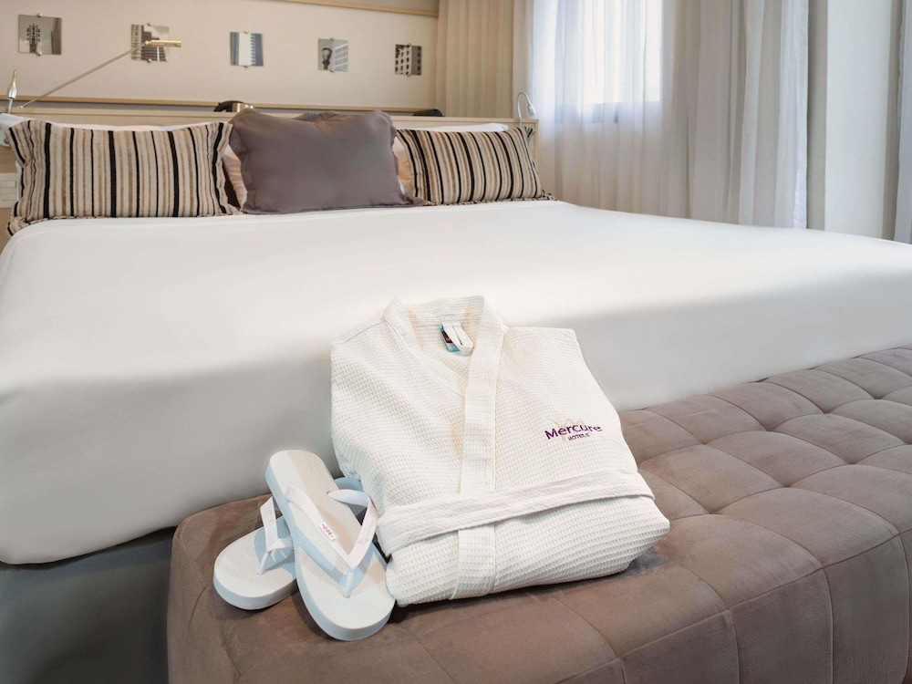 Habitación Privilege con 1 cama king size en planta Executive del hotel Mercure Sao Paulo Pamplona. Foto 1