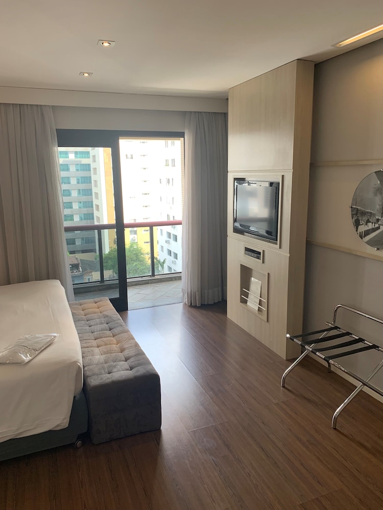 Habitación de categoría superior con 1 cama de tamaño king size del hotel Mercure Sao Paulo Pamplona. Foto 1