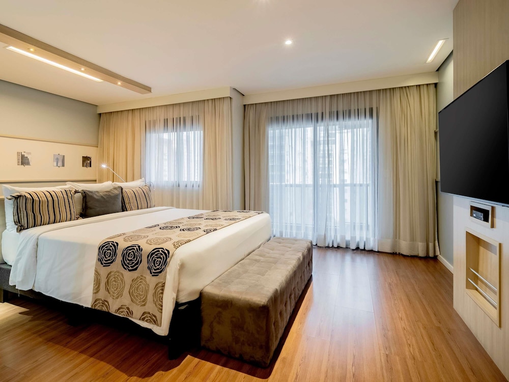 Habitación de categoría superior con 1 cama de tamaño king size del hotel Mercure Sao Paulo Pamplona. Foto 3