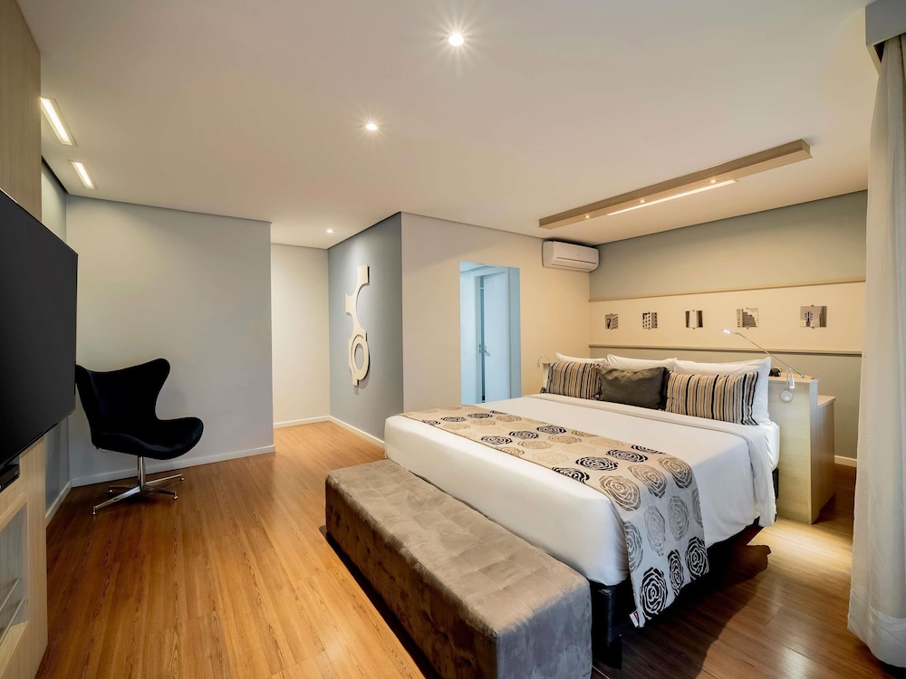 Habitación Privilege con 1 cama king size en planta Executive del hotel Mercure Sao Paulo Pamplona. Foto 3