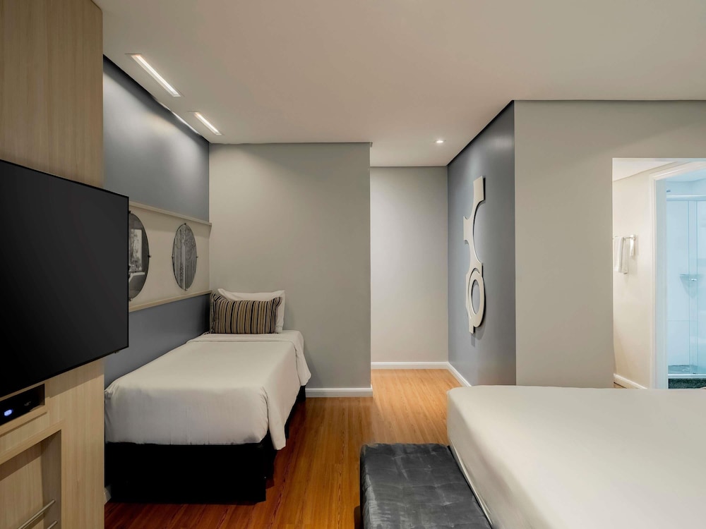 Habitación Superior con 1 cama king size y 1 cama individual del hotel Mercure Sao Paulo Pamplona. Foto 8