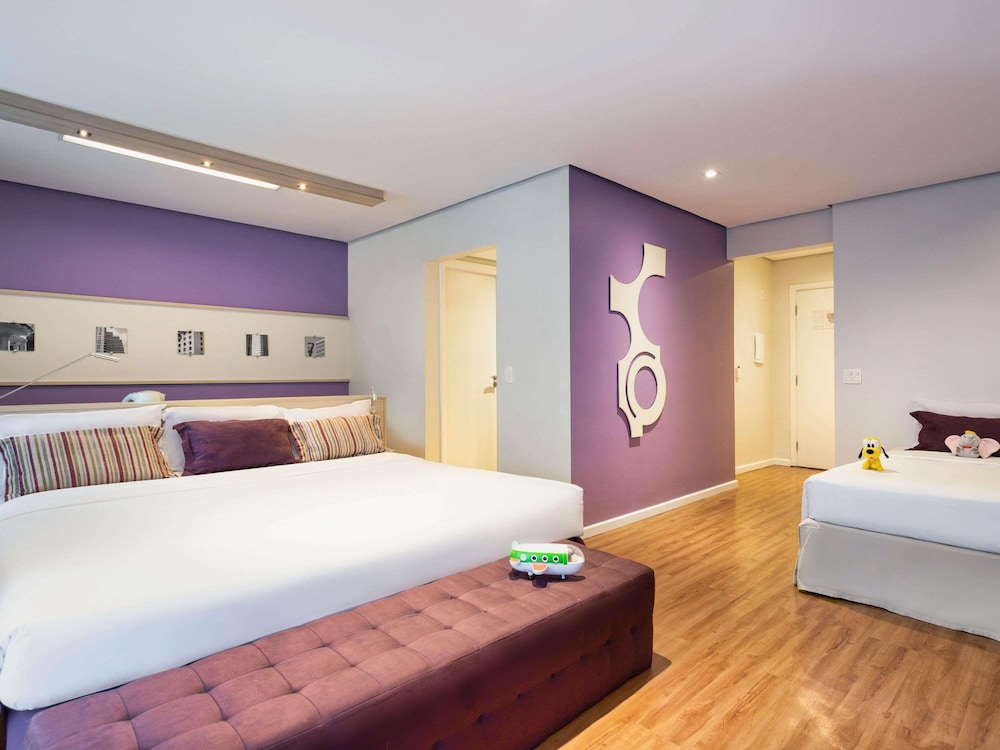 Habitación Superior con 1 cama king size y 1 cama individual del hotel Mercure Sao Paulo Pamplona. Foto 9