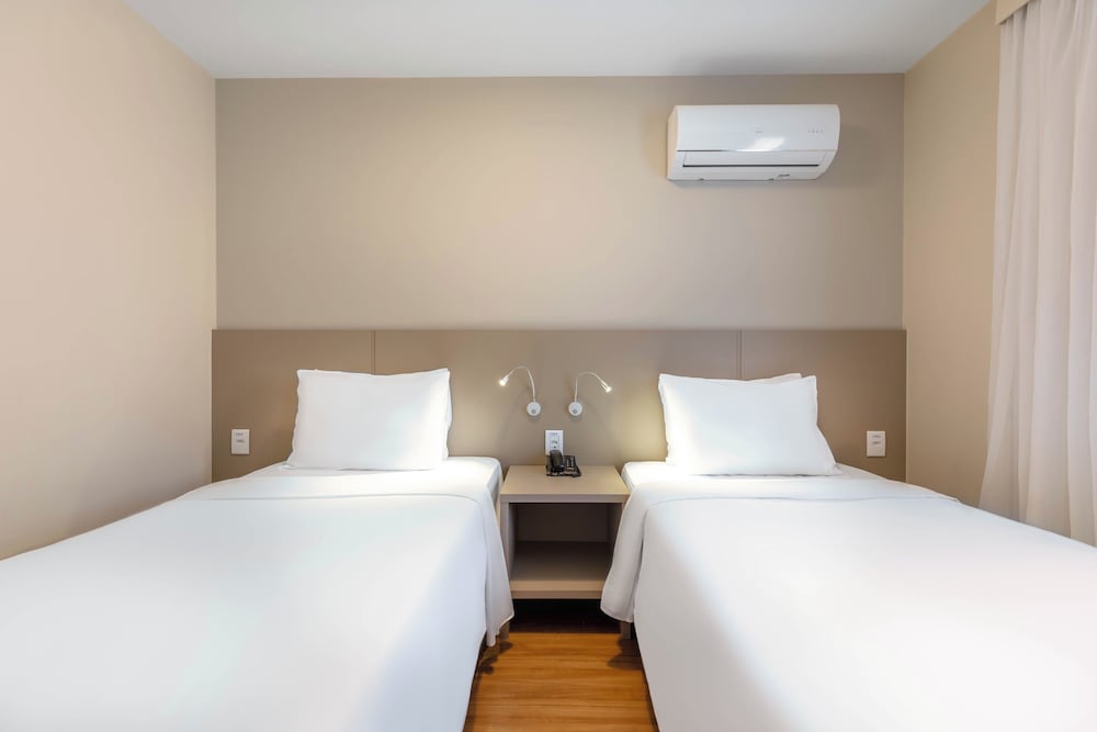 Habitación Superior con 2 camas individuales y 1 sofá - cama del hotel Mercure Sao Paulo Moema. Foto 1